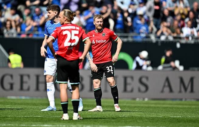 20 04 2025, xfux, Fussball 2 Bundesliga, SV Darmstadt 98 Hannover 96 v l Lars Gindorf Hannover 96 , Andreas Voglsammer Hannover 96 enttaeuscht, enttaeuscht schauend, dissapointed DFL DFB REGULATIONS PROHIBIT ANY USE OF PHOTOGRAPHS as IMAGE SEQUENCES and or QUASI VIDEO Licensing of this image to and or by SV Darmstadt 1898 e V and subsidiaries is not permitted No release of or sale to SV Darmstadt 1898 e V Darmstadt