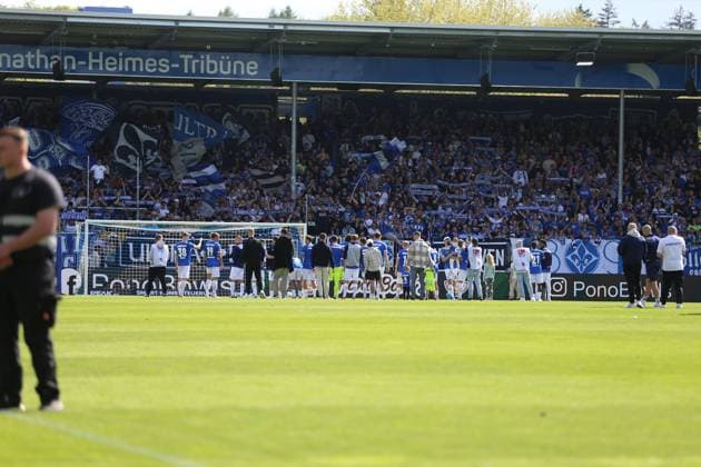 20 04 2025, xrekx, Soccer 2 Bundesliga, SV Darmstadt 98 Hannover 96 v l The Darmstadt team celebrates the victory with the fans DFL DFB REGULATIONS PROHIBIT ANY USE OF PHOTOGRAPHS as IMAGE SEQUENCES and or QUASI VIDEO Darmstadt