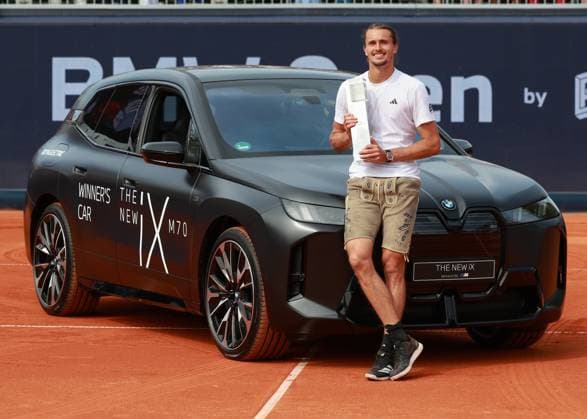 Alexander Zverev with trophy and winning car, Award ceremony, Presentation Tennis BMW Open 2025 ATP 500 MTTC Iphitos Munich Germany April 20, 2025 Copyright: xJuergenxHasenkopfx