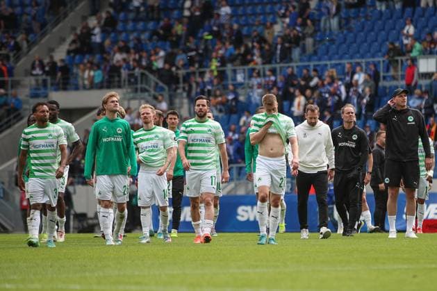 Hanging heads after the match Niko Giesselmann SpVgg Greuther Fuerth, 17 Luca Itter SpVgg Greuther Fuerth, 27 , Karlsruher SC vs SpVgg Greuther Fuerth, 2 Bundesliga, Matchday 30, 2024 2025, 20 04 2025, DFL REGULATES PROHIBIT ANY USE OF PHOTOGRAPHS AS IMAGE SEQUENCES AND OR QUASI VIDEO, Karlsruher SC vs SpVgg Greuther Fuerth, 2 Bundesliga, Matchday 30, 2024 2025, 20 04 2025 Karlsruhe Copyright: xEibner-Pressefoto JanxPrihodax EP_JPA