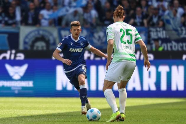 On the ball Noah Loosli SpVgg Greuther Fuerth, 25 Marvin Wanitzek Karlsruher SC, 10 , Karlsruher SC vs SpVgg Greuther Fuerth, 2 Bundesliga, Matchday 30, 2024 2025, 20 04 2025, DFL REGULATIONS PROHIBIT ANY USE OF PHOTOGRAPHS AS IMAGE SEQUENCES AND OR QUASI VIDEO, Karlsruher SC vs SpVgg Greuther Fuerth, 2 Bundesliga, Matchday 30, 2024 2025, 20 04 2025 Karlsruhe Copyright: xEibner-Pressefoto JanxPrihodax EP_JPA