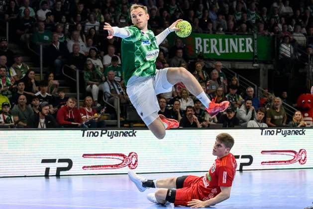 Sport Themen der Woche KW16 Sport Bilder des Tages im Bild v.l.: Mathias Gidsel (Fuechse Berlin, 19), Zweikampf, Action, Kampf, kaempft um den Ball, GER, Berlin, Handball, Fuechse Berlin vs TSV Hannover-Burgdorf, DAIKIN Handball-Bundesliga, in der Max Schmeling Halle, 20.04.2025, *** in the picture from l Mathias Gidsel Fuechse Berlin, 19 , duel, action, fight, fights for the ball, GER, Berlin, handball, Fuechse Berlin vs TSV Hannover Burgdorf, DAIKIN Handball Bundesliga, in the Max Schmeling Halle, 20 04 2025, Copyright: HMBxMedia UwexKoch