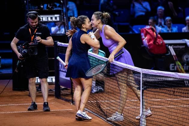 In the picture Aryna Sabalenka with Jasmine Paolini at the net Aryna Sabalenka defeats Jasmine Paolini Semifinal Aryna Sabalenka vs Jasmine Paolini ITA GER, Porsche Tennis Grand Prix GP Stuttgart 2025, WTA500, 20 04 2025 GER, Porsche Tennis Grand Prix GP Stuttgart 2025, WTA500, 20 04 2025 Stuttgart Copyright: xEibner-Pressefoto RogerxBuerkex EP
