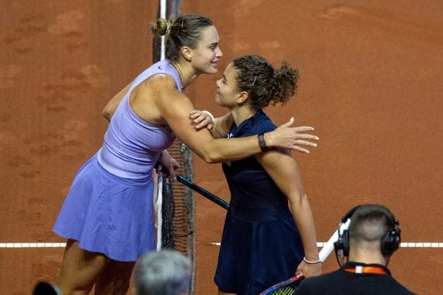 Jasmin Paolini ITA congratulates Aryna Sablenka on her victory xettx, Germany, Stuttgart, 20 04 2025, Tennis, Porsche Tennis Grand Prix, 2025, Semifinal, A Sabalenka J Paolini ITA , Porsche Arena Foto A2 Bildagentur Peter Hartenfelser
