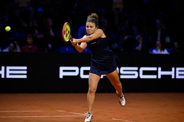Jasmine Paolini ITA Action Tennis Womens Porsche Cup Porsche Tennis Grand Prix GP Stuttgart 2025 Porsche Arena 20 04 2024 DFL REGULATIONS PROHIBIT ANY USE OF PHOTOGRAPHS AS IMAGE SEQUENCES AND OR QUASI VIDEO Tennis Womens Porsche Cup Porsche Tennis Grand Prix GP Stuttgart 2025