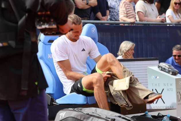 Alexander Zverev GER puts on winner Lederhosen, Lederhosen, award ceremony, honor, costume, Tennis BMW Open by Bitpanda ATP 500 Final Singles Munich 20 04 2025 PHOTO Mladen Lackovic LakoPress