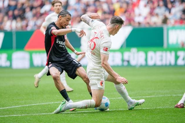 Hugo Ekitike 11, Eintracht Frankfurt and Cedric Zesiger 16, FC Augsburg at the match FC Augsburg v Eintracht Frankfurt, Soccer, Men, Bundesliga, 2024 2025, Matchday 30 on 20 04 2025 in Augsburg, WWK Arena DFL and DFB regulations prohibit any use of photographs as image sequences and or quasi video Bayern Germany