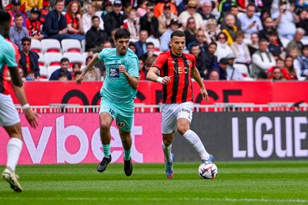 FOOTBALL : OGC Nice vs Angers SCO - ligue 1 - 20 4 25 Angers™s midfielder 12 Zinedine Ould Khaled and Nice™s forward 19 Badredine Bouanani - French L1 football match between OGC Nice (OGCN) and Angers SCO at Allianz Riviera stadium of Nice, on April 20, 2025. NICEFrance  Copyright: xfredxDIDES psnewzx
