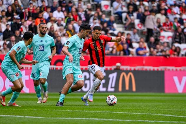 FOOTBALL : OGC Nice vs Angers SCO - ligue 1 - 20 4 25 Angers™s midfielder 12 Zinedine Ould Khaled and Nice™s forward 19 Badredine Bouanani - French L1 football match between OGC Nice (OGCN) and Angers SCO at Allianz Riviera stadium of Nice, on April 20, 2025. NICEFrance  Copyright: xfredxDIDES psnewzx