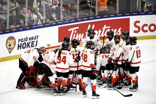 Team Canada huddles before the IIHF Women s Ice hockey, Eishockey World Championship, WM, Weltmeisterschaft final match between USA and Canada in Ceske Budejovice, Czechia, on April 20, 2025. Ceske Budejovice Czechia LKFTJK20250420191356WYPA  Copyright: xEmmixKorhonenx LKFTJK20250420191356WYPA