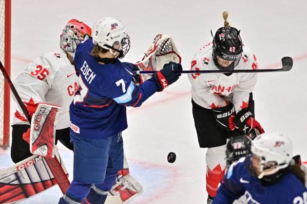 Sport Bilder des Tages (L-R) Goalkeeper Ann-Renee Desbiens of Canada, Lacey Eden of USA and Claire Thompson of Canada in action during the Ice hockey, Eishockey IIHF WomenÂ s World Championship, WM, Weltmeisterschaft the gold medal match USA vs Canada, Ceske Budejovice, Czech Republic, April 20, 2025. (CTKxPhoto VaclavxPancer) CTKPhotoP2025042004369  CTKPhotoP2025042004369