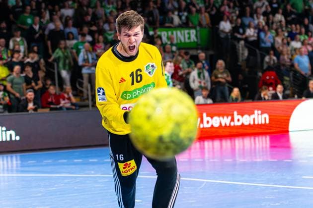 Simon Gade TSV Hannover Burgdorf, No. 16 v l , Füchse Berlin white against TSV Hannover Burgdorf red on matchday 26 of the 2024 2025 season in the DAIKIN Handball Bundesliga 20 04 2025, Max Schmeling Halle Berlin, GER , Copyright: xJanxGuentherx xTSVxHannover-Burgdorfx