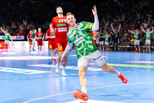 Mathias Gidsel Füchse Berlin, No. 19 v l , Füchse Berlin white against TSV Hannover Burgdorf red on matchday 26 of the 2024 2025 season in the DAIKIN Handball Bundesliga 20 04 2025, Max Schmeling Halle Berlin, GER , Copyright: xJanxGuentherx xTSVxHannover-Burgdorfx