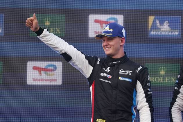 Sport Themen der Woche KW16 Sport Bilder des Tages Mick Schumacher (GER) Alpine 424 35 bDaumen hoch, sichtlich erfreut auf dem Podium, 3. Platz Hypercar, FIA WEC Langstrecken- Weltmeisterschaft, 2. Rennen im Autodromo Enzo di Ferrari, Imola, Italien, 20.04.2025 *** Mick Schumacher GER Alpine 424 35 bThumbs up, visibly delighted on the podium, 3rd place Hypercar, FIA WEC World Endurance Championship, 2 races at the Autodromo Enzo di Ferrari, Imola, Italy, 20 04 2025