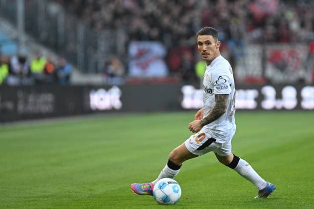 Soccer I Men I Season 2024 2025 I Bundesliga I Matchday 30 I FC St Pauli Bayer 04 Leverkusen I 20 4 2025 Alejandro Grimaldo 20, Bayer 04 Leverkusen skillfully shields the ball Freisteller Hamburg Millerntor Stadion Hamburg Germany Copyright: xLobeca AndreasxHannigx