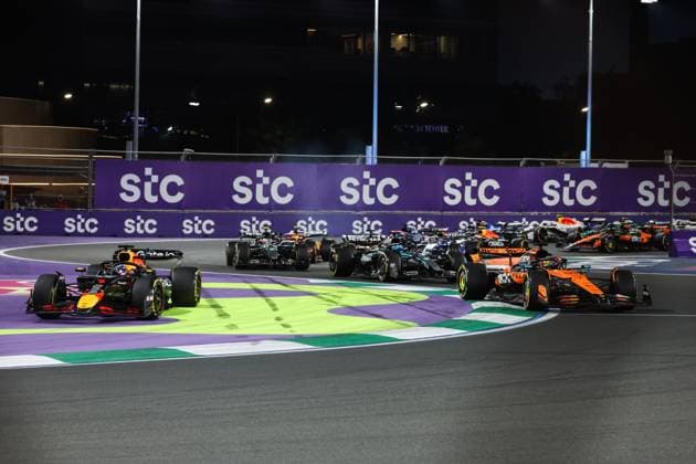 Bilder des Jahres 2025, Sport 04 April Sport Bilder des Tages F1 - SAUDI ARABIAN GRAND PRIX 2025 01 VERSTAPPEN Max (nld), Red Bull Racing RB21, action, 81 PIASTRI Oscar (aus), McLaren F1 Team MCL39, action during the Formula 1 STC Saudi Arabian Grand Prix 2025, 5th round of the 2025 FIA Formula One World Championship, WM, Weltmeisterschaft from April 18 to 20, 2025 on the Jeddah Corniche Circuit, in Jeddah, Saudi Arabia - JeddahSaudi Arabia  Copyright: xFLORENTxGOODENx