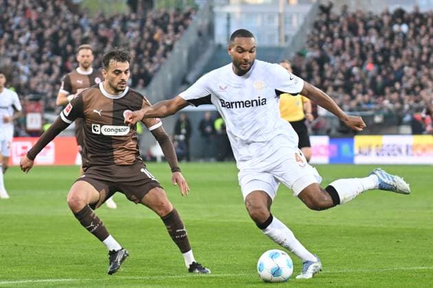 Soccer I Men I Season 2024 2025 I Bundesliga I Matchday 30 I FC St Pauli Bayer 04 Leverkusen I 20 4 2025 Jonathan Tah 4, Bayer 04 Leverkusen clears just in front of Danel Sinani 10, FC St Pauli Hamburg Millerntor Stadion Hamburg Germany Copyright: xLobeca AndreasxHannigx