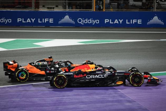 F1 - SAUDI ARABIAN GRAND PRIX 2025 81 PIASTRI Oscar (aus), McLaren F1 Team MCL39, action, 01 VERSTAPPEN Max (nld), Red Bull Racing RB21, action during the Formula 1 STC Saudi Arabian Grand Prix 2025, 5th round of the 2025 FIA Formula One World Championship, WM, Weltmeisterschaft from April 18 to 20, 2025 on the Jeddah Corniche Circuit, in Jeddah, Saudi Arabia - JeddahSaudi Arabia Copyright: xXavixBonillax