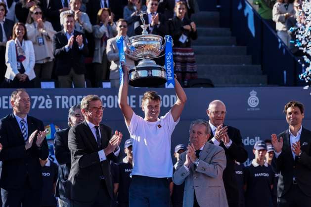 April 20, 2025, Barcelona, Barcelona, Spain: Holger Rune of Denmark holds the trophy after winning the match against Carlos Alcaraz of Spain during the final tennis match of the Barcelona Open Banc Sabadell - Conde Godo 2025 Day 7 at Real Club De Tenis Barcelona on April 20, 2025 in Barcelona, Spain. Barcelona Spain - ZUMAa181 20250420_zaa_a181_131 Copyright: xJavierxBorregox