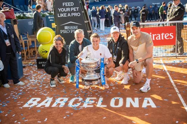 72 Barcelona Open Banc de Sabadell. Conde de Godo Trophy. Real Club de Tenis Barcelona. April 20,2025 72 Barcelona Open Banc de Sabadell. Conde de Godo Trophy. Real Club de Tenis Barcelona. Final. April 20,2025 Holger Rune and his family after winning the final match between Carlos Alcaraz and Holger Rune of the ATP, Tennis Herren Barcelona Open Banc de Sabadell tennis tournament Trofeo Conde de Godo played at the Real Club de Tenis Barcelona. April 20, 2025. Barcelona ESP Copyright: xS.xRosx