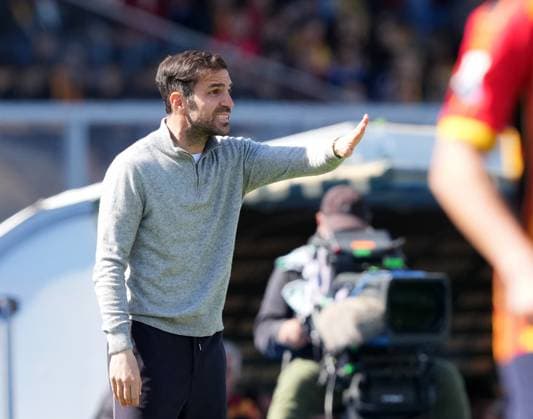 Lecce v Como - Serie A Cesc Fabregas, head coach of Como 1907, watches the Serie A match between US Lecce and Como in Lecce, Italy, on April 19, 2025. Lecce Italy  Copyright: xGabrielexMaricchiolox originalFilename:maricchiolo-usleccev250419_npLvR.jpg