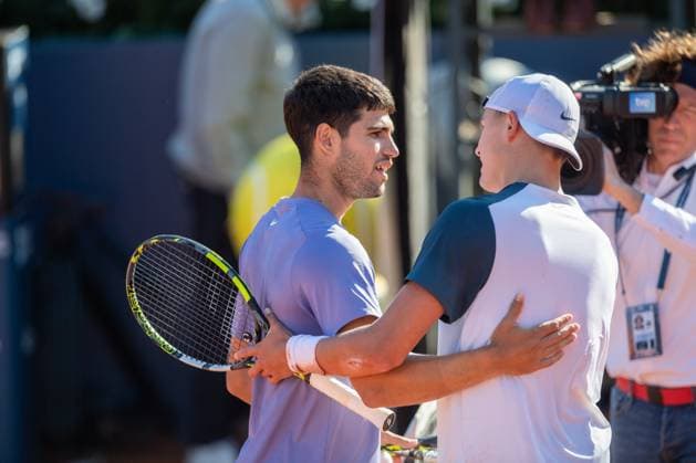 72 Barcelona Open Banc de Sabadell. Conde de Godo Trophy. Real Club de Tenis Barcelona. April 20,2025 72 Barcelona Open Banc de Sabadell. Conde de Godo Trophy. Real Club de Tenis Barcelona. Final. April 20,2025 Carlos Alcaraz and Holger Runa at the end of the final match between Carlos Alcaraz and Holger Rune of the ATP, Tennis Herren Barcelona Open Banc de Sabadell tennis tournament Trofeo Conde de Godo played at the Real Club de Tenis Barcelona. April 20, 2025. Barcelona ESP Copyright: xS.xRosx