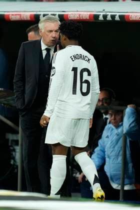Real Madrid CF v Athletic Club - La Liga EA Sports Carlo Ancelotti head coach of Real Madrid gives instructions to Endrick centre-forward of Real Madrid and Brazil during the LaLiga match between Real Madrid CF and Athletic Club at Estadio Santiago Bernabeu on April 20, 2025 in Madrid, Spain. Madrid Spain  Copyright: xJosexBretonx originalFilename:bretonhernandez-realmadr250420_npkZp.jpg