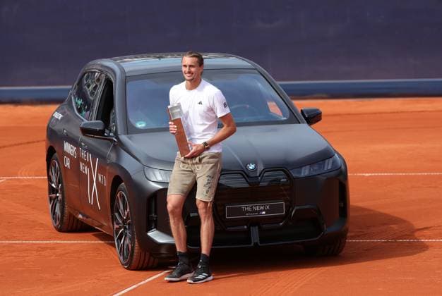 19 04 2025, BMW Open MTTC Iphitos ATP Tour 500, Munich, Tennis, Sport, in the picture Alexander Zverev GER with trophy and new car