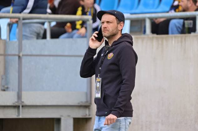 20.04.2025, Fussball, Herren, 3. Liga, Saison 2024 2025, 1. FC Saarbrücken - SG Dynamo Dresden, Geschäftsführer Kommunikation David Fischer (SG Dynamo Dresden) telefoniert Saarbrücken Ludwigsparkstadion Saarland Deutschland (DE) *** 20 04 2025, Football, Men, 3 League, Season 2024 2025, 1 FC Saarbrücken SG Dynamo Dresden, Managing Director Communications David Fischer SG Dynamo Dresden telephones Saarbrücken Ludwigsparkstadion Saarland Germany EN Copyright: xFabianxKleerx