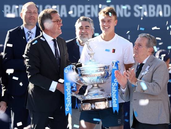 April 20, 2025, Sabadell, Barcelona, Spain: Barcelona Spain 20.04.2025 Holger Rune (Denmark) lifts the Barcelona Open title in the match between Carlos Alcaraz (Spain) and Holger Rune (Denmark) during the Day 7 of the Barcelona Open Banc Sabadell Godo on 20 April 2025 in Barcelona. Sabadell Spain - ZUMAu50_ 20250420_zsp_u50_100 Copyright: xXavixUrgelesx