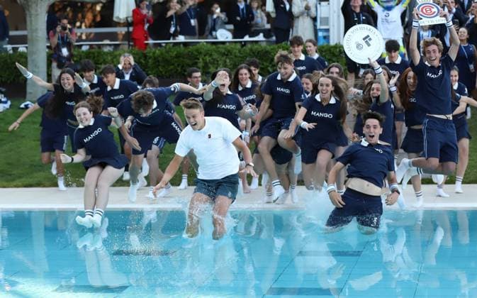 April 20, 2025, Sabadell, Barcelona, Spain: Barcelona Spain 20.04.2025 Holger Rune (Denmark) bathes with the ball boys after the victory in the match between Carlos Alcaraz (Spain) and Holger Rune (Denmark) during the Day 7 of the Barcelona Open Banc Sabadell Godo on 20 April 2025 in Barcelona. Sabadell Spain - ZUMAu50_ 20250420_zsp_u50_102 Copyright: xXavixUrgelesx