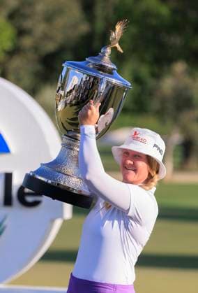 April 20, 2025, Tarzana, California, USA: Ingrid Lindblad hoists the JM Eagle LA Championship trophy, presented by Plastpro, after her victory on Sunday, April 20, 2025, at El Caballero Country Club in Tarzana, California. JAVIER ROJAS PI Tarzana USA - ZUMAp124 20250420_zaa_p124_055 Copyright: xJavierxRojasx