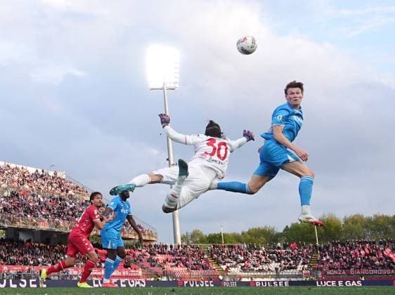 (250421) -- BEIJING, April 21, 2025 -- Napoli s Scott McTominay (1st R) heads to score during a Serie A football match between Monza and Napoli in Monza, Italy, April 19, 2025. (Photo by Xinhua) XINHUA PHOTOS OF THE DAY AlbertoxLingria 