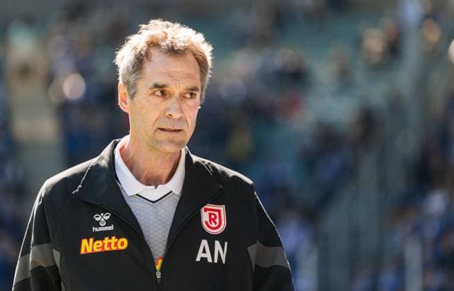 Football, SSV Jahn Regensburg, team doctor Andreas Harlass-Neuking receives FIFA Fair Play Award - Archive