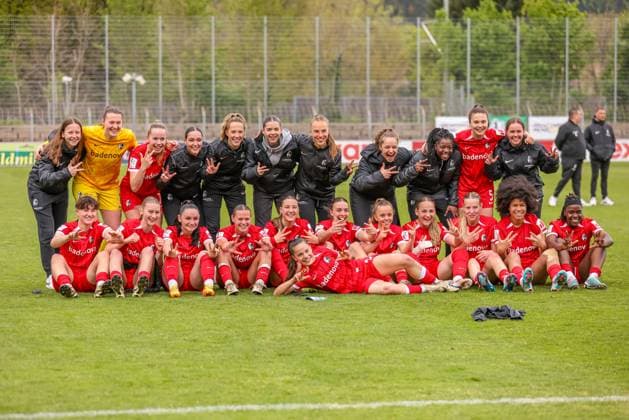 GER, Freiburg, SC Freiburg II vs FC Nürnberg, 2 Frauen Bundesliga, Fußball, DFB, Spielzeit 2024 2025, Möslestadion, 22 Spieltag, im Bild SC Freiburg celebrates the victory against Nürnberg, after two goals with 2 1 DFB DFL REGULATIONS PROHIBIT ANY USE OF PHOTOGRAPHS AS IMAGE SEQUENCES AND OR QUASI VIDEO, 20 04 2025, Copyright: HMBxMedia HendrikxHamelau