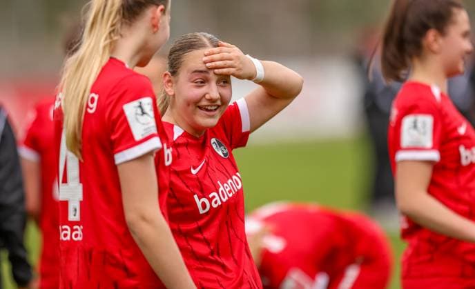 GER, Freiburg, SC Freiburg II vs FC Nürnberg, 2 Frauen Bundesliga, Fußball, DFB, Spielzeit 2024 2025, Möslestadion, 22 Spieltag, im Bild SC Freiburg celebrates the victory against Nürnberg, after two goals with 2 1 DFB DFL REGULATIONS PROHIBIT ANY USE OF PHOTOGRAPHS AS IMAGE SEQUENCES AND OR QUASI VIDEO, 20 04 2025, Copyright: HMBxMedia HendrikxHamelau