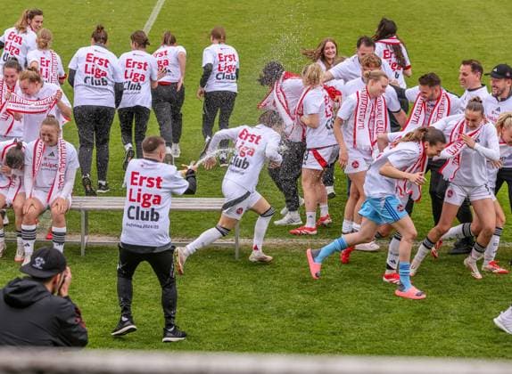 GER, Freiburg, SC Freiburg II vs FC Nürnberg, 2 Frauen Bundesliga, Fußball, DFB, Spielzeit 2024 2025, Möslestadion, 22 Spieltag, im Bild FC Nürnberg feiert den Aufstieg in die 1 Bundesliga DFB DFL REGULATIONS PROHIBIT ANY USE OF PHOTOGRAPHS AS IMAGE SEQUENCES AND OR QUASI VIDEO, 20 04 2025, Copyright: HMBxMedia HendrikxHamelau