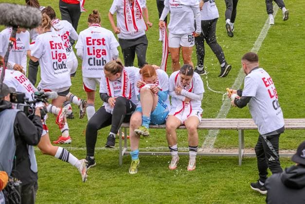 GER, Freiburg, SC Freiburg II vs FC Nürnberg, 2 Frauen Bundesliga, Fußball, DFB, Spielzeit 2024 2025, Möslestadion, 22 Spieltag, im Bild FC Nürnberg feiert den Aufstieg in die 1 Bundesliga DFB DFL REGULATIONS PROHIBIT ANY USE OF PHOTOGRAPHS AS IMAGE SEQUENCES AND OR QUASI VIDEO, 20 04 2025, Copyright: HMBxMedia HendrikxHamelau