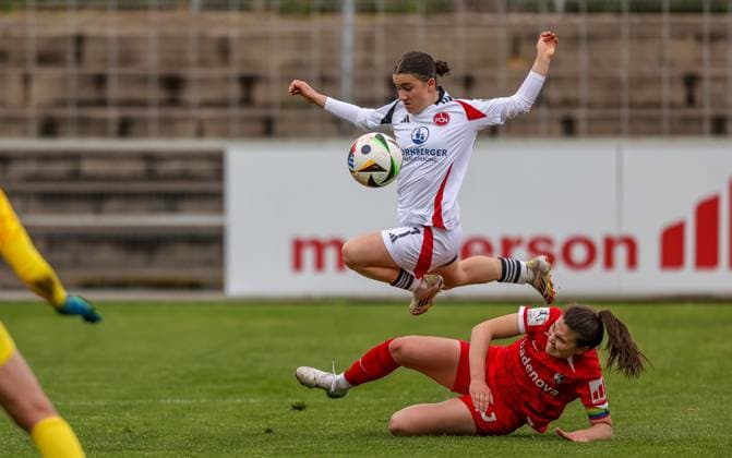 GER, Freiburg, SC Freiburg II vs FC Nürnberg, 2 Frauen Bundesliga, Fußball, DFB, Spielzeit 2024 2025, Möslestadion, 22 Spieltag, im Bild v l Marina Scholz FC Nürnberg 7 , Leonie Lorenz SC Freiburg II 5 DFB DFL REGULATIONS PROHIBIT ANY USE OF PHOTOGRAPHS AS IMAGE SEQUENCES AND OR QUASI VIDEO, 20 04 2025, Copyright: HMBxMedia HendrikxHamelau