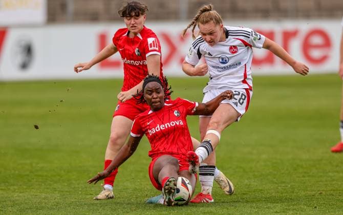 GER, Freiburg, SC Freiburg II vs FC Nürnberg, 2 Frauen Bundesliga, Fußball, DFB, Spielzeit 2024 2025, Möslestadion, 22 Spieltag, im Bild v l Almas Traore SC Freiburg II 22 , Madeleine Steck FC Nürnberg DFB DFL REGULATIONS PROHIBIT ANY USE OF PHOTOGRAPHS AS IMAGE SEQUENCES AND OR QUASI VIDEO, 20 04 2025, Copyright: HMBxMedia HendrikxHamelau