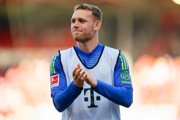19 04 2025, Soccer 1 Bundesliga 2024 2025, Matchday 30, 1 FC Heidenheim FC Bayern Munich, in the Voith Arena Heidenheim final cheer, Goalkeeper Daniel Peretz FC Bayern Munich