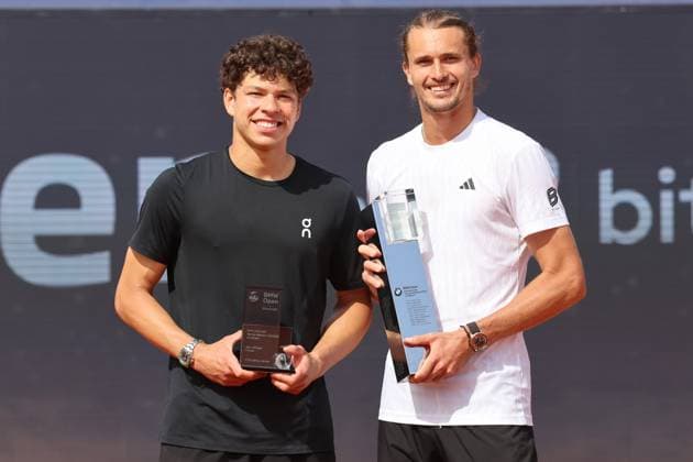 Ben Shelton USA li and tournament winner, Alexander Zverev GER Cup, trophy, award ceremony, honor, portrait, portrait, Tennis BMW Open by Bitpanda ATP 500 Final Singles Munich 20 04 2025 PHOTO Mladen Lackovic LakoPress