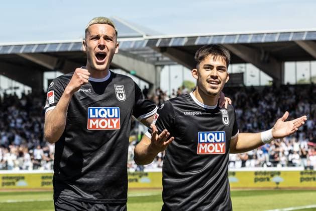 Soccer Men 2 Bundesliga 30 Matchday Season 2024 2025 SSV Ulm 1846 Soccer vs Hertha BSC Berlin 20 04 2025 Goal celebration Joy after goal Goal shot for 1 0 by 16 Aaron Keller SSV Ulm 1846 Soccer 7 Bastian Allgeier SSV Ulm 1846 Soccer , 16 Aaron Keller SSV Ulm 1846 Soccer DFL regulations prohibit any use of photographs as image sequences and or quasi video Ulm Donaustadion Baden Württemberg Germany