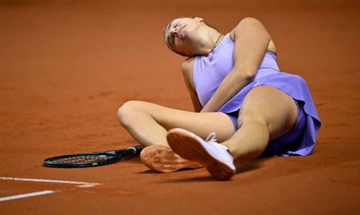 Aryna Sabalenka BLR disappointed stumbled on the ground Tennis Ladies Porsche Cup Porsche Tennis Grand Prix GP Stuttgart 2025 Porsche Arena 21 04 2024 DFL REGULATIONS PROHIBIT ANY USE OF PHOTOGRAPHS AS IMAGE SEQUENCES AND OR QUASI VIDEO Tennis Ladies Porsche Cup Porsche Tennis Grand Prix GP Stuttgart 2025
