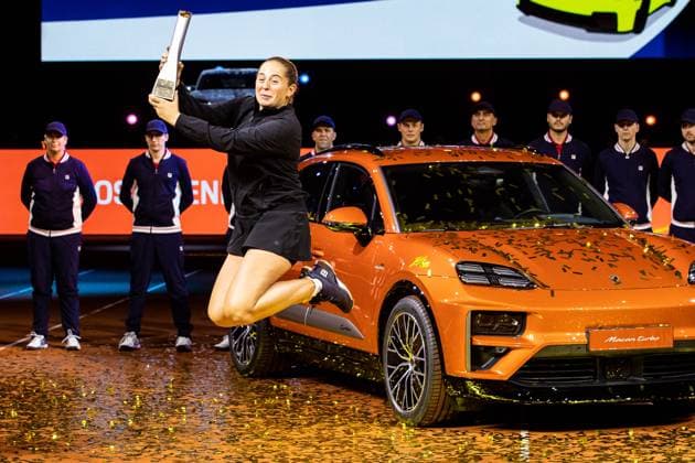 Winner of the Porsche Tennis Grand Prix GP Stuttgart 2025 is Jelena Ostapenko Victory jump with the trophy in her hand Final Aryna Sabalenka vs Jelena Ostapenko LAT GER, Porsche Tennis Grand Prix GP Stuttgart 2025, WTA500, 21 04 2025 GER, Porsche Tennis Grand Prix GP Stuttgart 2025, WTA500, 21 04 2025 Stuttgart Copyright: xEibner-Pressefoto RogerxBuerkex EP