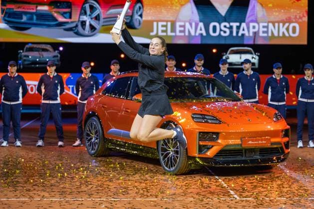 The winner of the 48 Porsche Tennis Grand Prix 2025 Jelena Ostapenko LAT xettx, Germany, Stuttgart, 21 04 2025, Tennis, 48 Porsche Tennis Grand Prix, 2025, Final, A Sabalenka J Ostapenko LAT , Porsche Arena Photo A2 Bildagentur Peter Hartenfelser