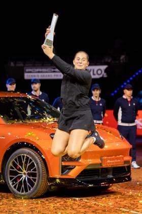 21 04 25 Porsche Tennis Grand Prix Germany, Stuttgart, 21 04 2025, Tennis, Porsche Tennis Grand Prix 2025 Stuttgart Jelena Ostapenko winner with the trophy trophy