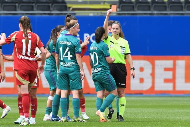 Anderlecht s Stefania Vatafu receives a red card from, referee Jana Van Laere and during a soccer match between RSC Anderlecht and Standard Femina de Liege, the final of the Belgian Cup, in Heverlee, Monday 21 April 2025. JILLxDELSAUX  x121402759x
