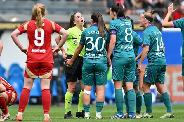 CUP FINAL STANDARD VS RSC ANDERLECHT Stefania Vatafu (10) of Anderlecht receives a red card from referee Jana Van Laere during a female soccer game between Standard Femina de Liege and RSC Anderlecht in the Belgian Cup Final competition , on Monday 21 April 2025 in Leuven , BELGIUM . PHOTO SPORTPIX David Catry Leuven BELGIUM  Copyright: xDavidxCatryx 20250421DC2_1188