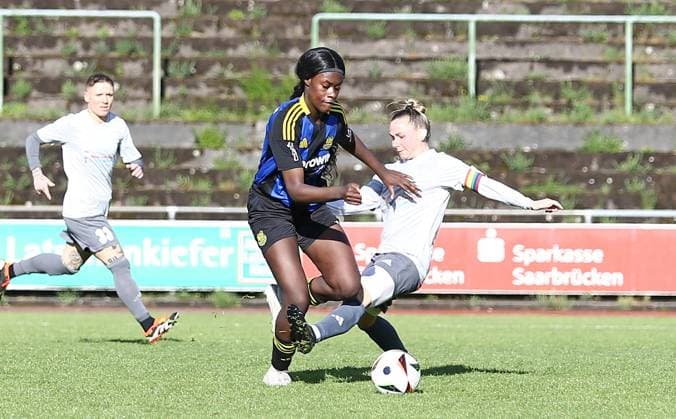 21 04 2025, xpfrx, Fußball Frauen Saarlandpokal Halbfinale, 1 FC Saarbrücken 1 FC Riegelsberg v l Chelsea Agyei Saarbrücken , Sandra Pelzer Riegelsberg DFL DFB REGULATIONS PROHIBIT ANY USE OF PHOTOGRAPHS as IMAGE SEQUENCES and or QUASI VIDEO Saarbrücken